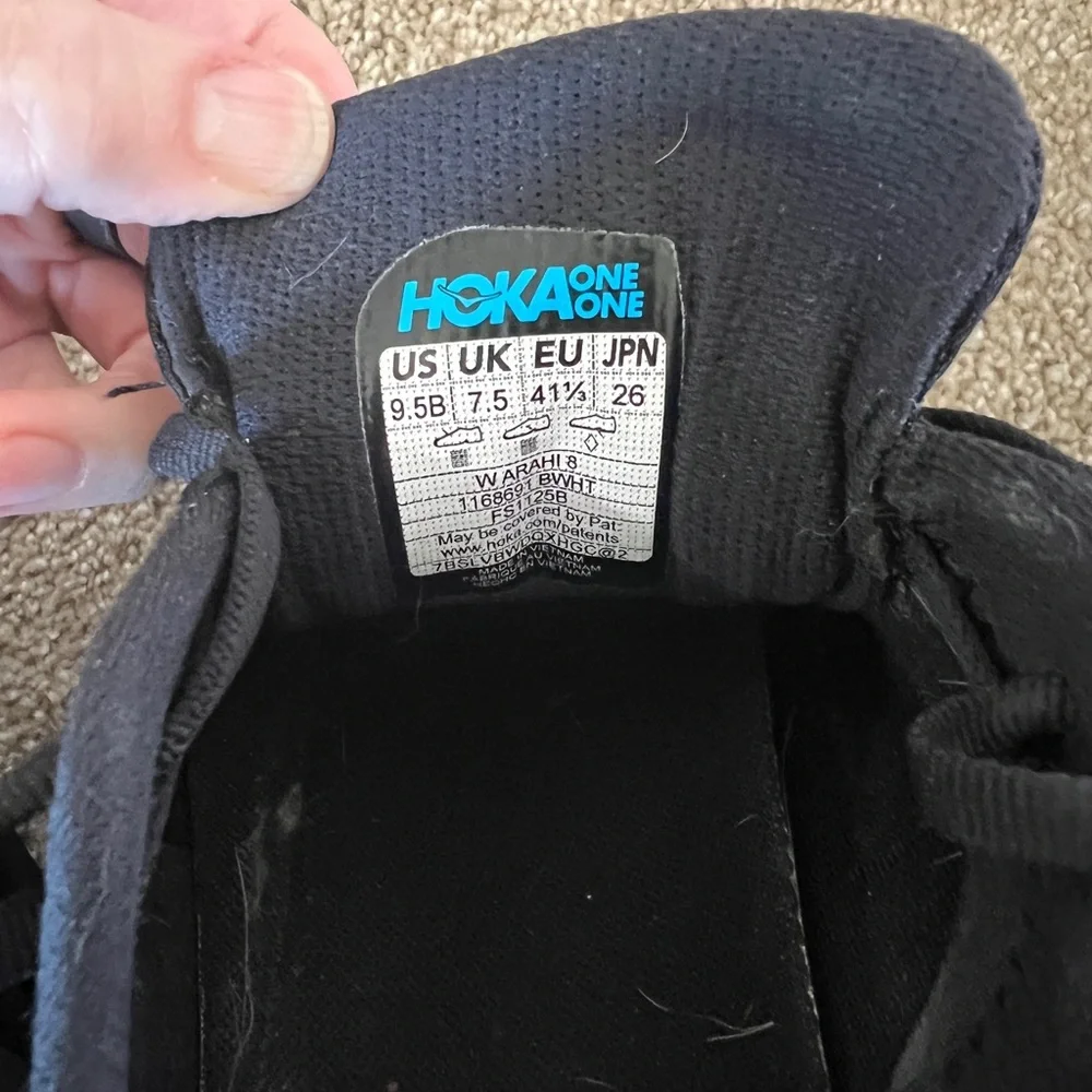 Barely worn - Hoka One Arahi 8 in Black and White - Size 9.5 - Picture 3 of 13